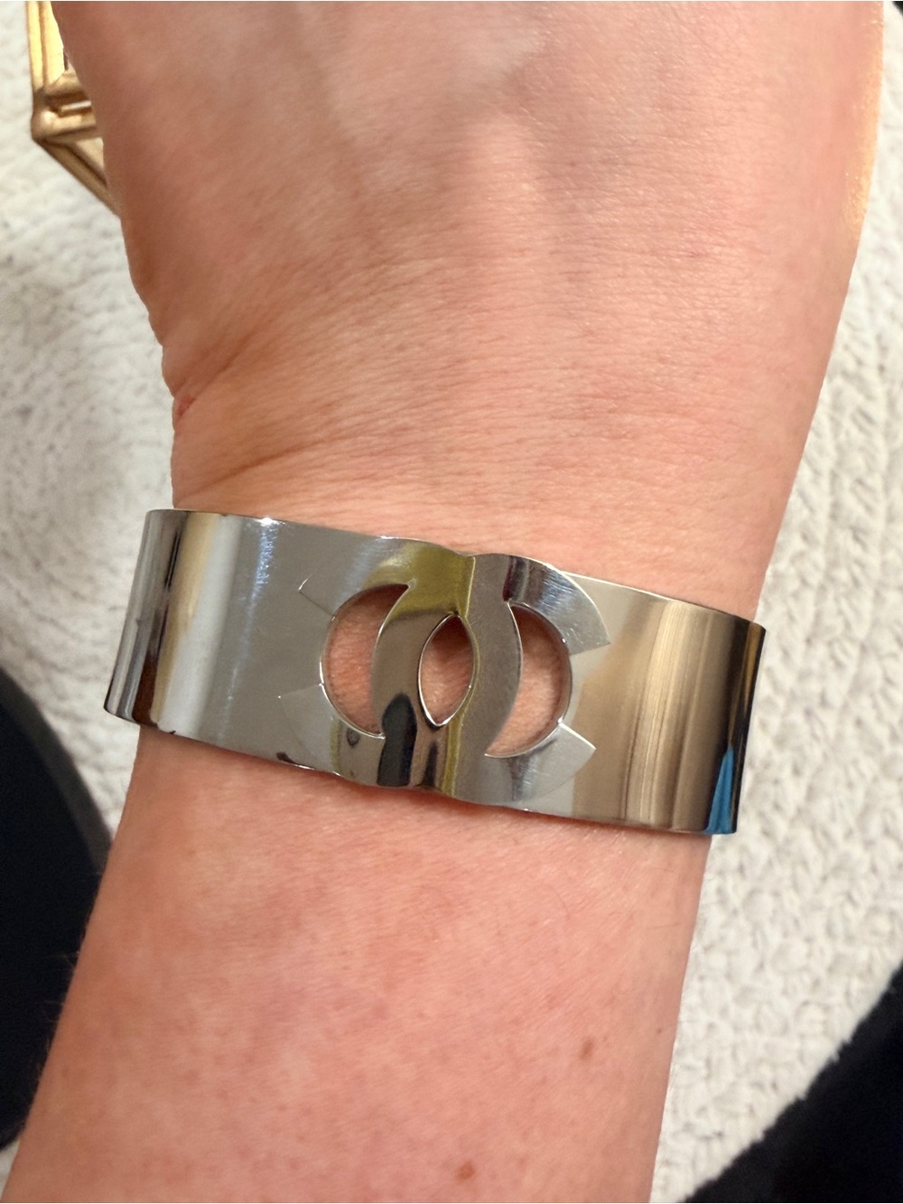 Polished Silver Women’s Cuff Bracelet with Cutout Statement Accent- NEW Size 6.5
